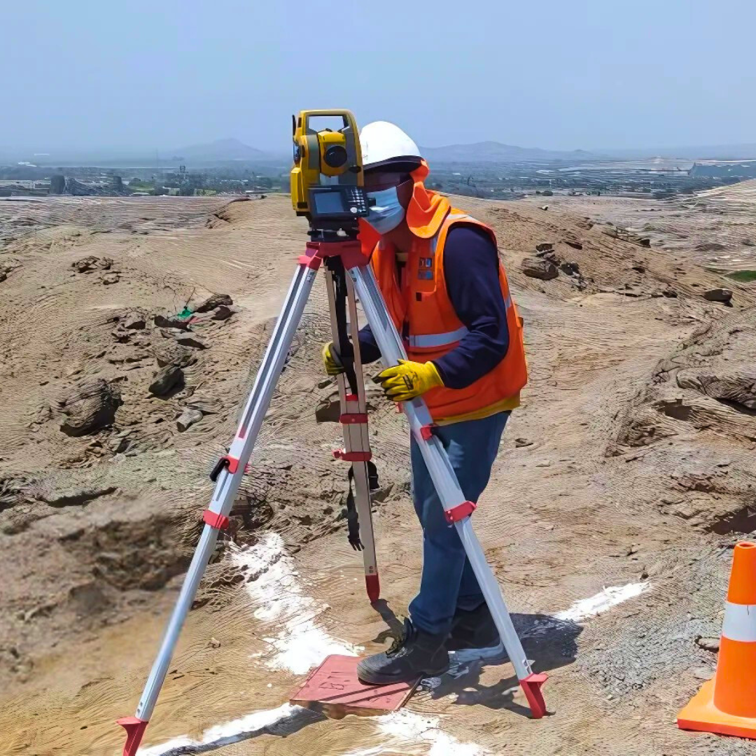 Equipo de V&A Consulting realizando un levantamiento topográfico con estación total en un proyecto en Perú